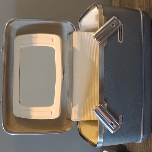 Vintage American Tourister Travel Train Case - Picture 6 of 7
